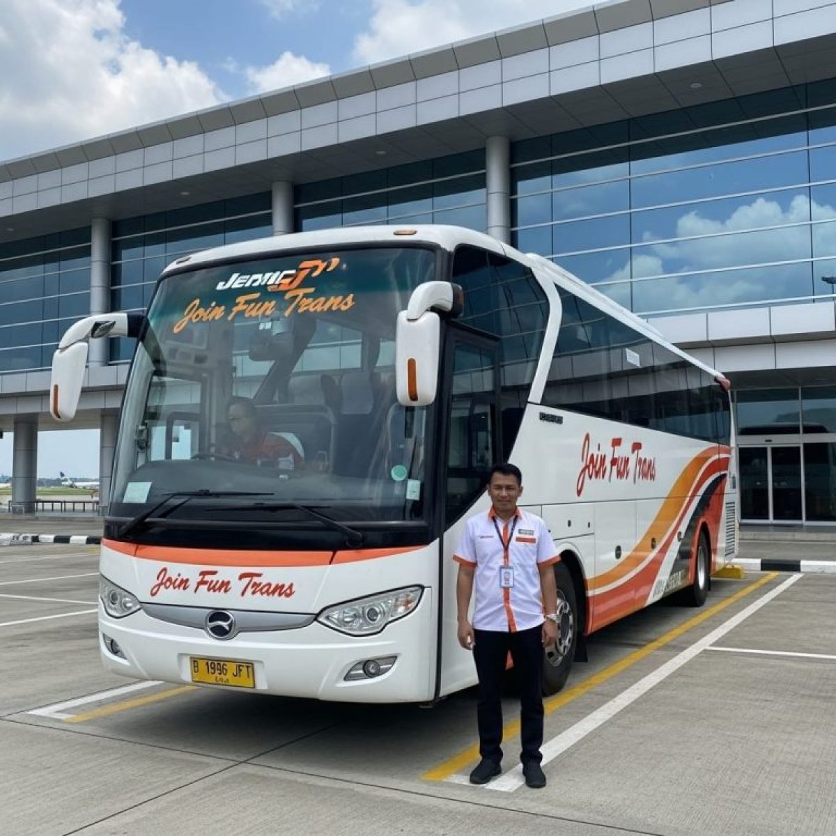 sewa bus medium